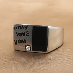 Detailaufnahme Herrenring aus Edelstahl mit 'Only Love You' Gravur und schwarzem Emaille