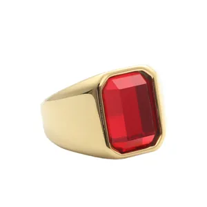 Vintage goudkleurige roestvrijstalen ring met grote smaragdgeslepen rode edelsteen