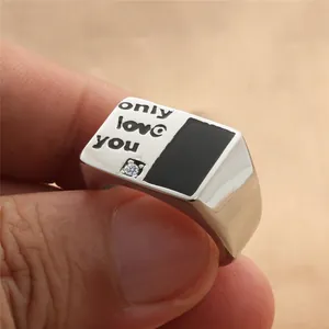 Makro-Detail von Titanstahlring mit schwarzem Emaille und Only Love You Gravur