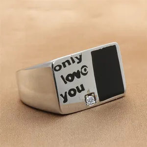 Makroaufnahme von Edelstahl-Siegelring mit schwarzer Emaille und only love you Gravur