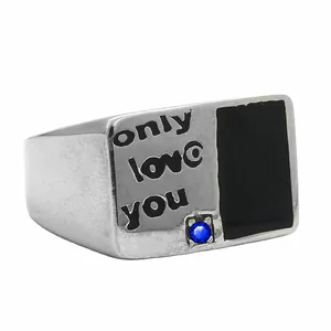 Nahaufnahme von Titanring mit Only Love You Gravur und blauem Schmuckstein-Detail