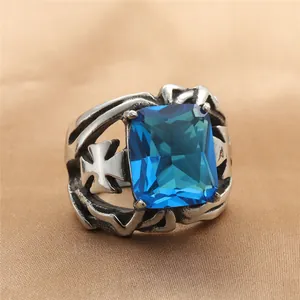 Macro-opname van punk ring van titaniumstaal met blauwe edelsteen en holle kruisdetails
