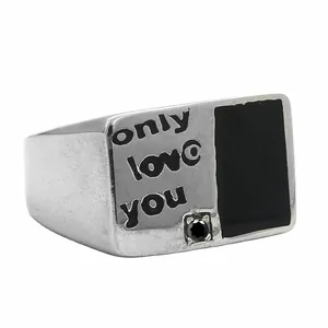 Detail eines Vintage-Siegelrings aus Stahl mit Emaille-Inlay und graviertem Only love you
