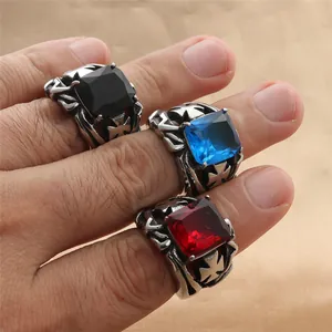 Retro punk ringen van titaniumstaal met zwarte blauwe en rode vierkante stenen