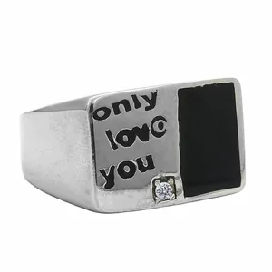 Detailansicht Silberring mit only love you Gravur und schwarzem Emaille-Inlay für Herren