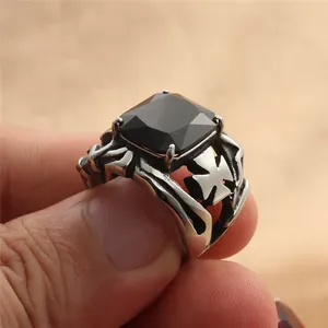 Detail van vintage punk ring met zwarte vierkante steen en Maltezer kruis reliëf
