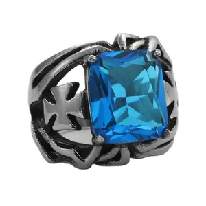 Retro titaniumstalen ring met een grote hemelblauwe zirkoon en Maltezer kruisontwerp