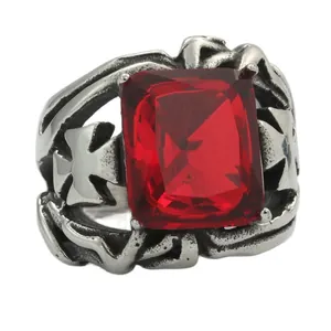 Detail van vintage stalen ring met grote rode rechthoekige steen en zijdelingse kruizen