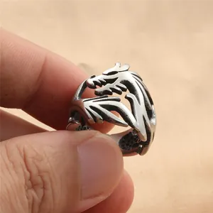 Nahaufnahme eines Vintage Punk Tyrannosaurus Rex Rings mit hohler Dinosaurier-Schuppen-Textur