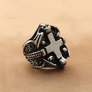 Detalle del anillo punk de acero inoxidable vintage con cruz gótica y grabados de calaveras