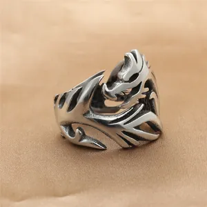 Detailansicht des hohlen T-Rex-Rings im Retro-Stil mit antikem oxidiertem Finish