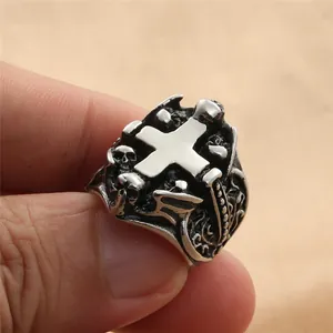 Detalle de anillo gótico vintage con cruz, calaveras talladas y textura de plata vieja