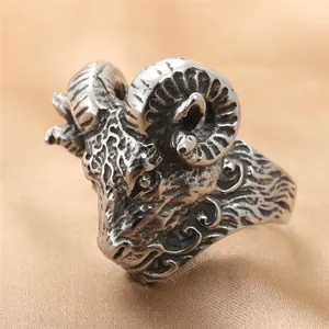 Primer plano detallado del anillo de cabeza de carnero vintage en acero inoxidable envejecido