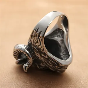 Anillo punk retro de cabeza de cabra en plata antigua con texturas talladas