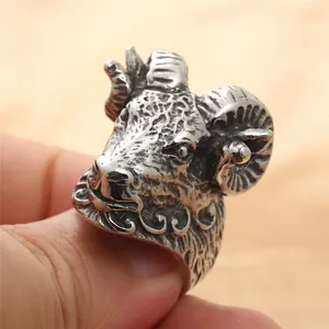 Primer plano detallado de un anillo vintage de cabeza de carnero en acero estilo punk