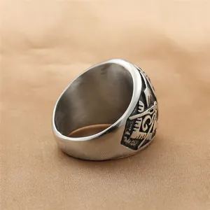 Bague maçonnique vintage en acier inoxydable avec gravures sur fond de tissu texturé