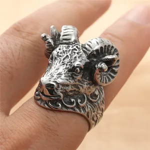 Anillo vintage de cabeza de carnero en acero inoxidable con cuernos en espiral punk