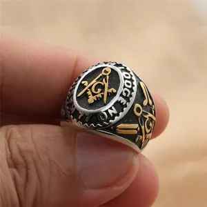 Détail macro d'une bague franc-maçon en acier vintage avec gravure Lodge No