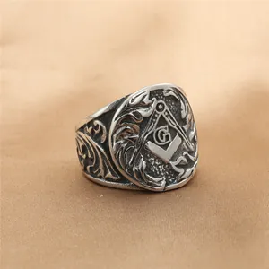 Détail macro de la bague maçonnique vintage en acier inoxydable avec compas et symbole G
