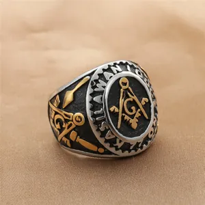 Macro d'une bague maçonnique avec équerre et compas et détails de style vintage