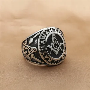 Gros plan d'une bague maçonnique vintage en acier inoxydable avec symbole G et compas