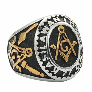 Détail macro de la bague maçonnique bicolore avec l'emblème classique de l'équerre et du compas