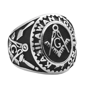Bague maçonnique vintage en acier inoxydable avec symbole d'équerre et compas sur fond blanc