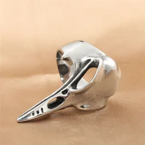 Retro-Punk Edelstahl Ring im Adler-Totenkopf Design auf braunem Seidenstoff