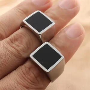 Anello minimalista da uomo in acciaio inossidabile con intarsio quadrato nero