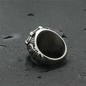 Anello timone vintage in acciaio inossidabile con rilievo a stella punk su sfondo nero
