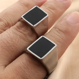 Dettaglio dell'anello da uomo in acciaio inossidabile con intarsio nero sulla mano