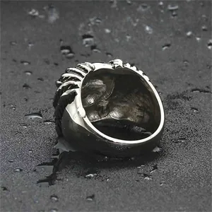 Anello teschio punk in acciaio inossidabile con dettagli artigli di drago e finitura retrò