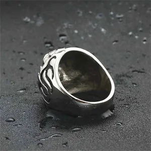 Punk Tigerkopf-Ring für Herren aus Edelstahl mit seitlichen Tribal-Gravuren