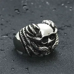 Anello gotico a teschio da uomo in acciaio inossidabile lucido con ali incise