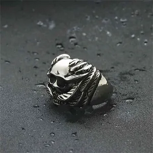 Anello punk vintage da uomo con teschio in finitura opaca e dettagli di ali incise
