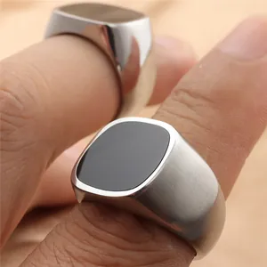 Dettaglio anello da uomo in acciaio spazzolato argento con inserto rettangolare nero