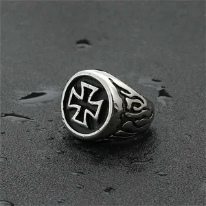 Anello da uomo in acciaio inossidabile stile gotico con croce di Malta e decoro fiamme