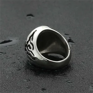 Anello vintage a croce in acciaio inox con incisione a fiamma su fondo nero
