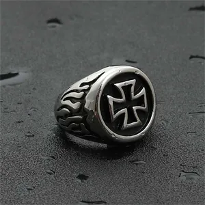 Anello vintage punk con croce in acciaio inossidabile da uomo con finitura argento nero