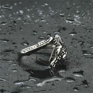 Anillo vintage de acero inoxidable plateado con relieve detallado de cabeza de caballo
