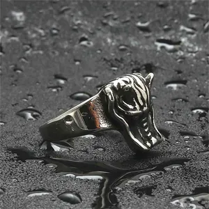 Bague dragon punk en acier inoxydable avec gaufrage détaillé de tête de bête en relief