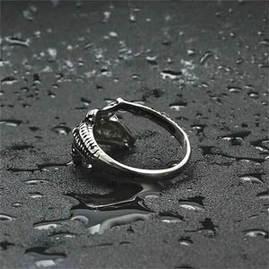 Anillo de cocodrilo punk retro en acero inoxidable plateado con detalles esqueléticos