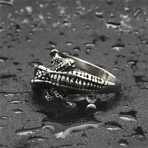 Anillo punk vintage de acero inoxidable con cabeza de cocodrilo y acabado en plata antigua