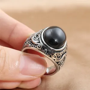 Anillo vintage de acero inoxidable con gema negra y grabados florales detallados