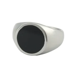 Dettaglio dell'anello punk in acciaio inossidabile spazzolato con inserto in smalto nero