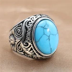 Macro de anillo punk plateado con piedra turquesa azul y grabados vintage