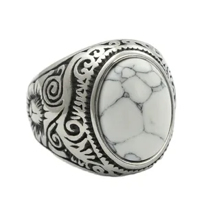 Anillo vintage de acero inoxidable con una gran piedra turquesa blanca ovalada y grabados