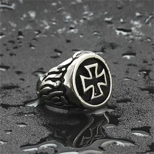 Anello punk retrò in acciaio al titanio con scudo a croce di ferro e rilievo a fiamme