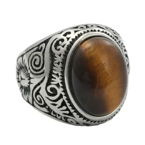 Detalle de anillo de acero vintage con piedra ojo de tigre y tallado fino