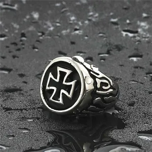 Anello punk da uomo in acciaio al titanio con rilievo croce di ferro e fiamme